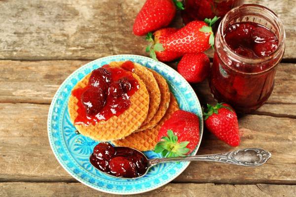 Thick jam with strawberries